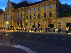 red-ispred-muzeja-prije-predstave-sm